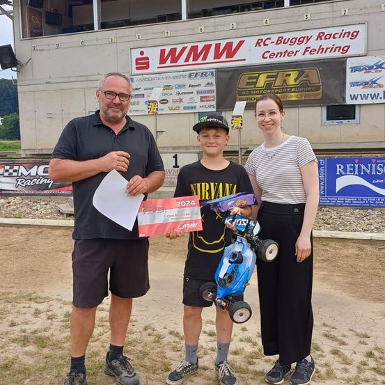 Bild enthält, Shelter, T-Shirt, Shorts, Person, Portrait, People, Pants, Grass, Adult, Man