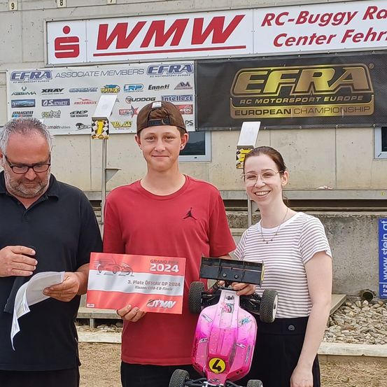 Bild enthält, Advertisement, Poster, Text, T-Shirt, Adult, Male, Man, Person, Boy, Teen