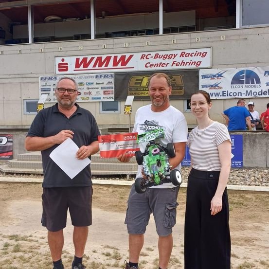 Bild enthält, Shorts, T-Shirt, Person, Photography, Portrait, Shelter, Pants, People, Shoe, Advertisement