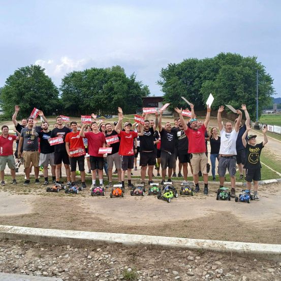 Bild enthält, People, Shorts, Grass, Park, Tree, Portrait, Shelter, T-Shirt, E-scooter, Vegetation