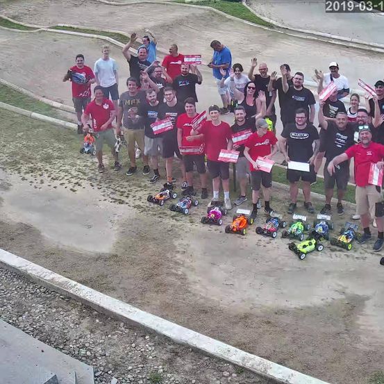 Bild enthält, People, Person, Path, Clothing, Shorts, Head, Shoe, E-scooter, Package, Outdoors