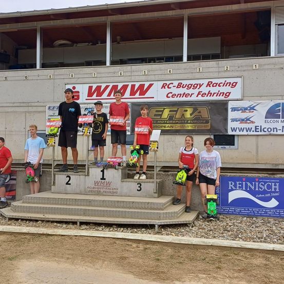 Bild enthält, Clothing, Shorts, T-Shirt, Shelter, Person, Shoe, Urban, City, Airplane, E-scooter