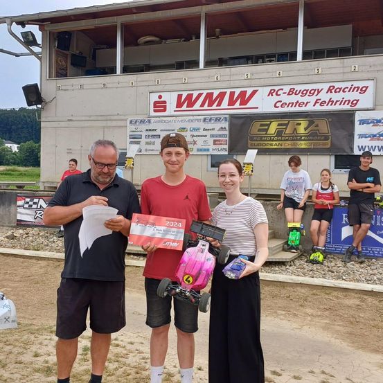 Bild enthält, Shelter, Shorts, T-Shirt, Person, Portrait, Advertisement, Boy, Male, Teen, Man