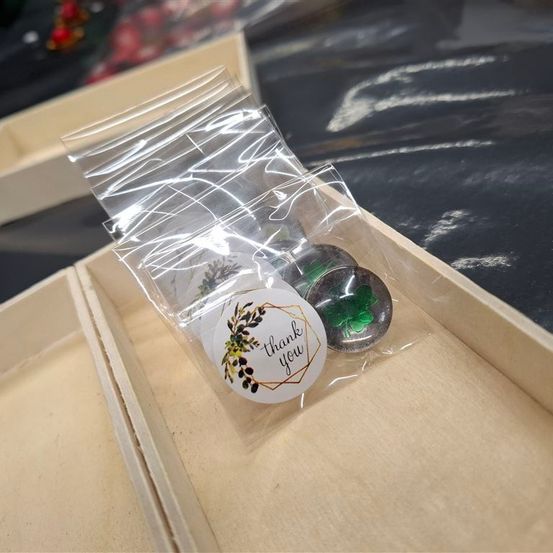 Bild enthält, Accessories, Gemstone, Jewelry, Christmas, Christmas Decorations, Christmas Tree, Christmas Tree Ornaments, Festival, Tape