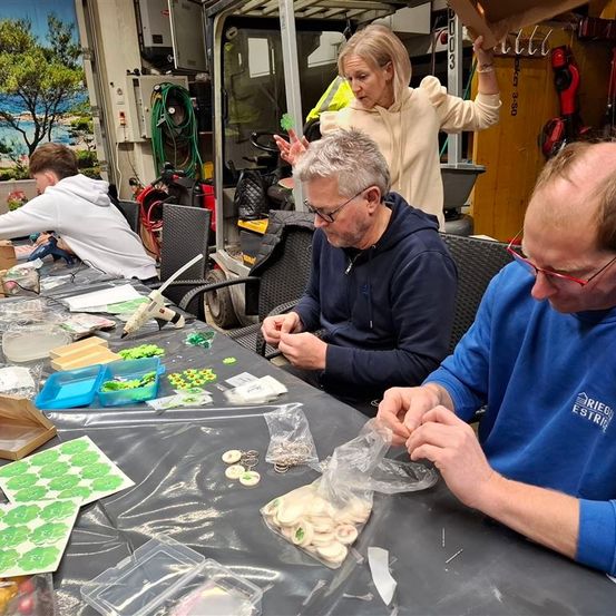 Bild enthält, Adult, Female, Person, Woman, Male, Man, Factory, Face, Head, Manufacturing