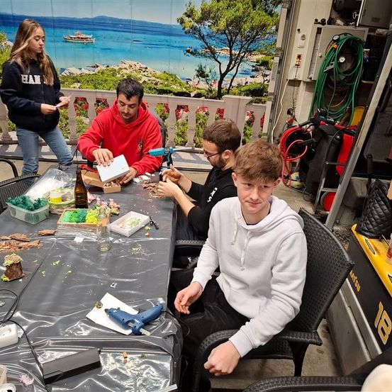 Bild enthält, People, Person, Adult, Male, Man, Boy, Teen, Indoors