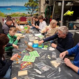 Bild enthält, Adult, Female, Person, Woman, Urban, Male, Man, People, Boy, Child