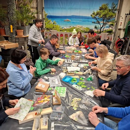 Bild enthält, Adult, Female, Person, Woman, Urban, People, Male, Man, Boy, Child