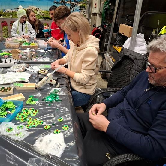 Bild enthält, Adult, Female, Person, Woman, Male, Man, Face, Head, Toy