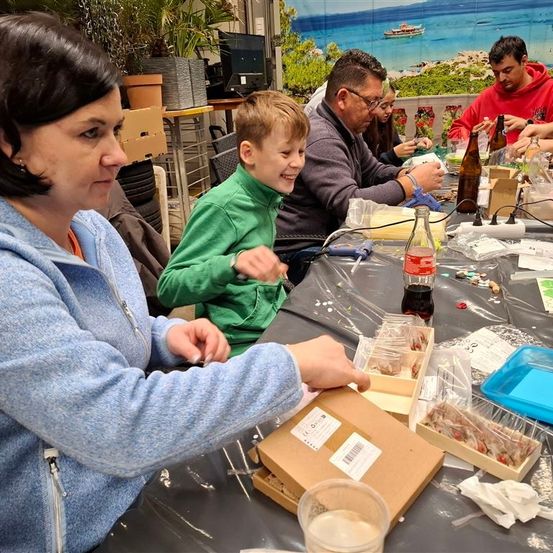 Bild enthält, People, Person, Adult, Female, Woman, Dining Table, Table, Indoors, Restaurant, Face