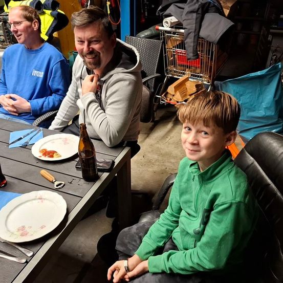 Bild enthält, Dining Table, Table, Head, Person, Portrait, Adult, Male, Man, Boy, Child