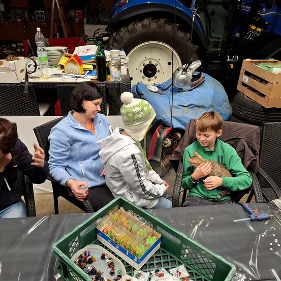 Bild enthält, People, Person, Adult, Male, Man, Boy, Child, Table, Wheel, Face