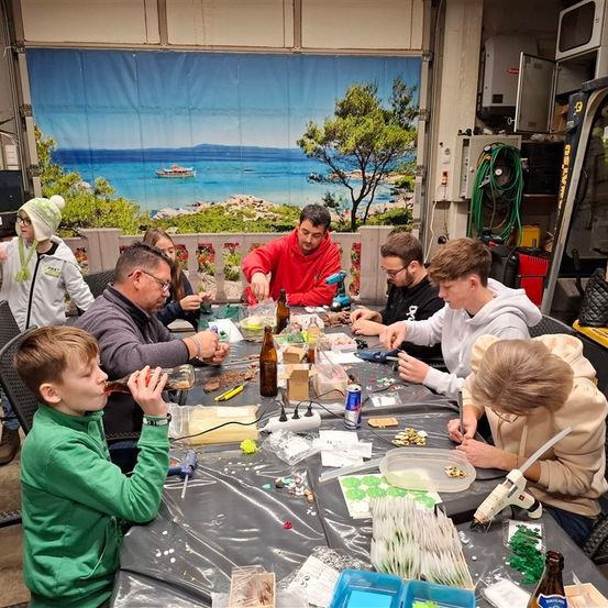 Bild enthält, People, Person, Boy, Male, Teen, Adult, Man, Urban, Female, Woman