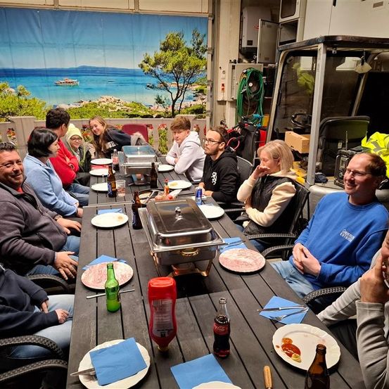 Bild enthält, Restaurant, People, Person, Cafeteria, Adult, Male, Man, Female, Woman, Brunch