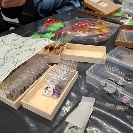 Bild enthält, Box, Person, Tape, First Aid