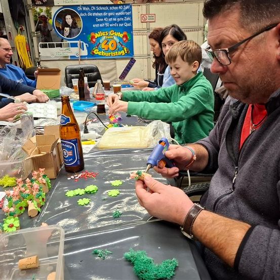 Bild enthält, Adult, Male, Man, Person, Boy, Child, Female, Woman, Face, Toy