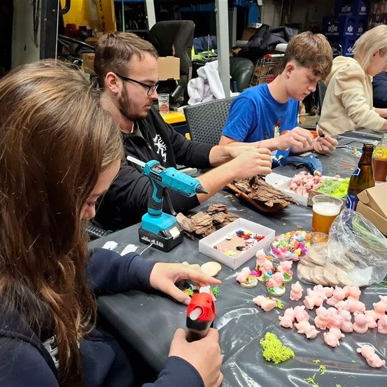 Bild enthält, Adult, Female, Person, Woman, Male, Man, Boy, Teen, Power Drill, People