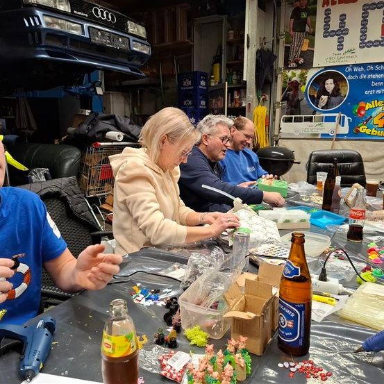 Bild enthält, Adult, Female, Person, Woman, Male, Man, Power Drill, Boy, Child, Toy