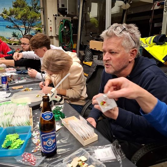 Bild enthält, Adult, Male, Man, Person, Female, Woman, Boy, Teen, Dining Table, Face