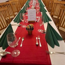 Bild enthält, Furniture, Table, Tabletop, Dining Table, Fork, Indoors, Hall, Banquet, Fun, Chair