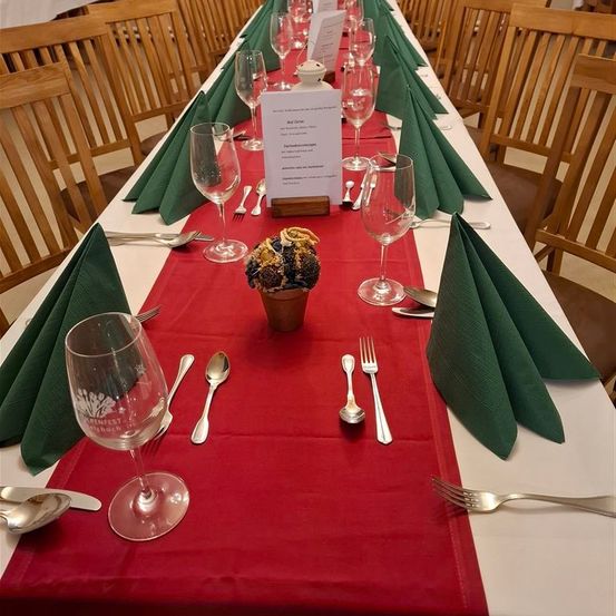 Bild enthält, Furniture, Table, Tabletop, Dining Table, Fork, Indoors, Hall, Banquet, Fun, Chair