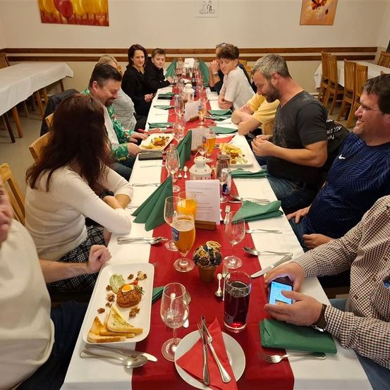 Bild enthält, Adult, Female, Person, Woman, Brunch, People, Male, Man, Restaurant, Face