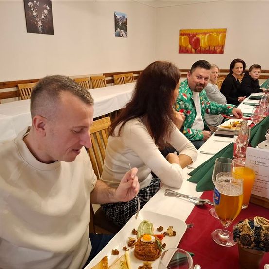 Bild enthält, Brunch, Adult, Female, Person, Woman, Male, Man, Dining Table, Dining Room, Restaurant