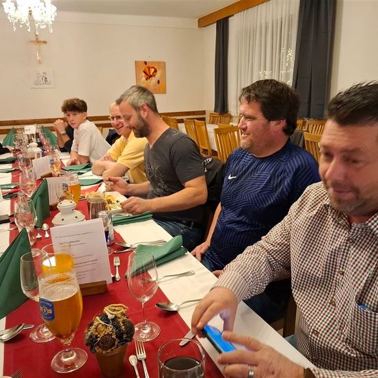 Bild enthält, Dining Room, Dining Table, Table, People, Person, Adult, Female, Woman, Restaurant, Man