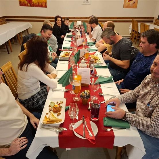 Bild enthält, Adult, Female, Person, Woman, Dining Table, Table, Restaurant, Male, Man, Brunch