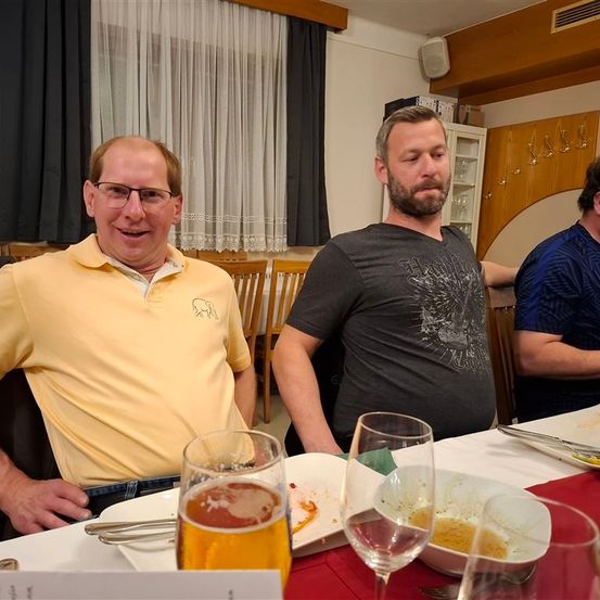 Bild enthält, Dining Room, Dining Table, Table, Glass, Beer, Adult, Male, Man, Person, People