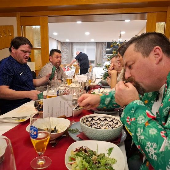 Bild enthält, Dining Table, Table, Dining Room, Brunch, Meal, Adult, Male, Man, Person, Dinner