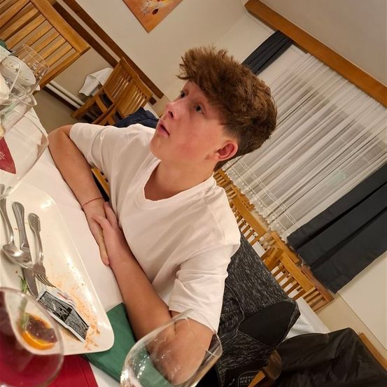 Bild enthält, Boy, Male, Person, Teen, Head, Face, Curly Hair, Hair