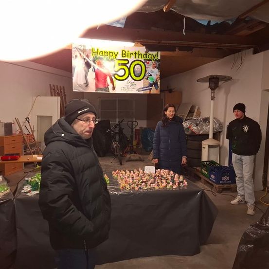 Bild enthält, People, Person, Adult, Female, Woman, Male, Man, Jacket, Urban, Pants