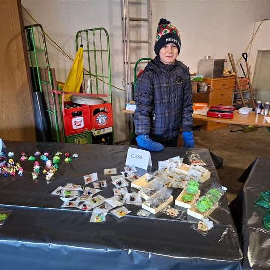 Bild enthält, Toy, Clothing, Glove, Person, Lego Set, Face, Head