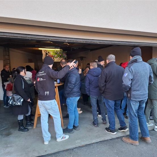 Bild enthält, Pants, Jeans, Adult, Male, Man, Person, Shoe, Jacket, Hoodie, People