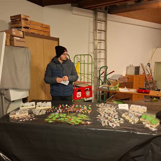 Bild enthält, Meal, People, Person, Adult, Male, Man, Box, Indoors, Interior Design, Workshop