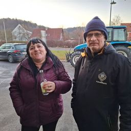 Bild enthält, Coat, Jacket, Person, Portrait, Adult, Female, Woman, Street, Urban, Car