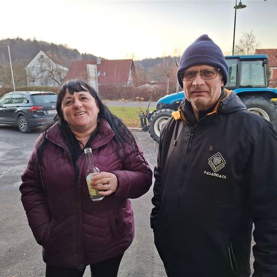 Bild enthält, Coat, Jacket, Person, Portrait, Adult, Female, Woman, Street, Urban, Car