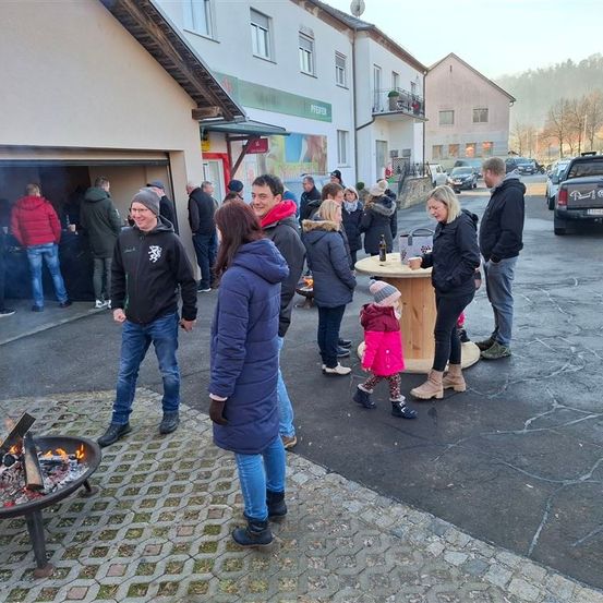 Bild enthält, Jeans, Adult, Male, Man, Person, Female, Woman, Coat, Hoodie, Shoe