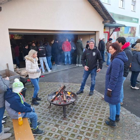 Bild enthält, Jeans, Jacket, Person, People, Adult, Female, Woman, Boy, Child, Male