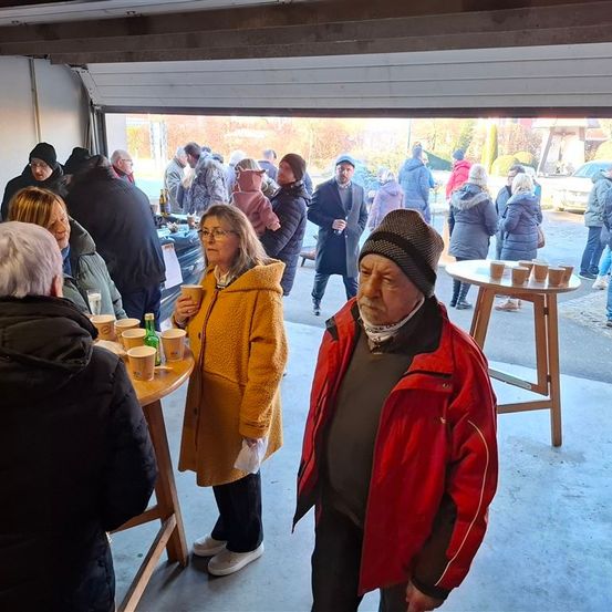 Bild enthält, Adult, Female, Person, Woman, People, Coat, Male, Man, Jeans, Cafeteria