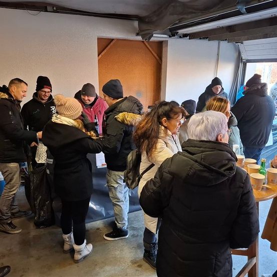 Bild enthält, People, Person, Adult, Female, Woman, Male, Man, Coat, Jacket, Hoodie