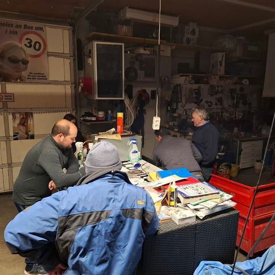 Bild enthält, Adult, Male, Man, Person, Building, Factory, Manufacturing, Workshop, Face, Barbershop