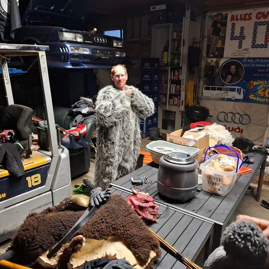 Bild enthält, Adult, Male, Man, Person, Barbershop, Factory, Manufacturing, Workshop, Sword, Face