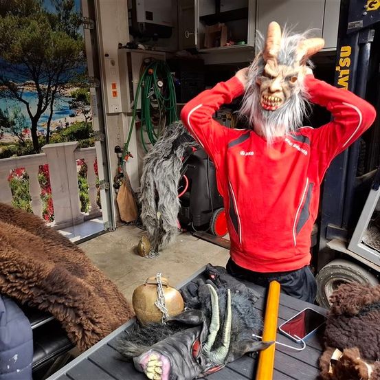 Bild enthält, Clothing, Costume, Person, Ammunition, Grenade, Weapon, Head, Festival, Face, Bag