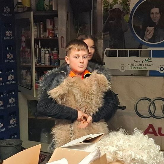 Bild enthält, Person, Photobombing, People, Shelter, Adult, Female, Woman, Soccer Ball, Boy, Child