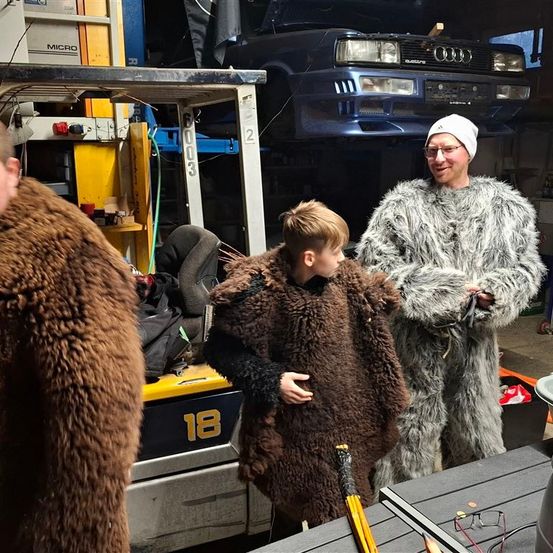 Bild enthält, Adult, Female, Person, Woman, Coat, Male, Man, Fur, Face, Head