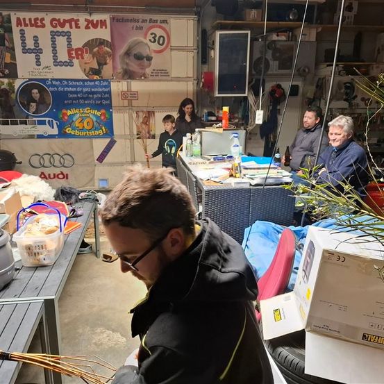 Bild enthält, Factory, Person, Adult, Male, Man, Manufacturing, Workshop, Indoors, Box, Face