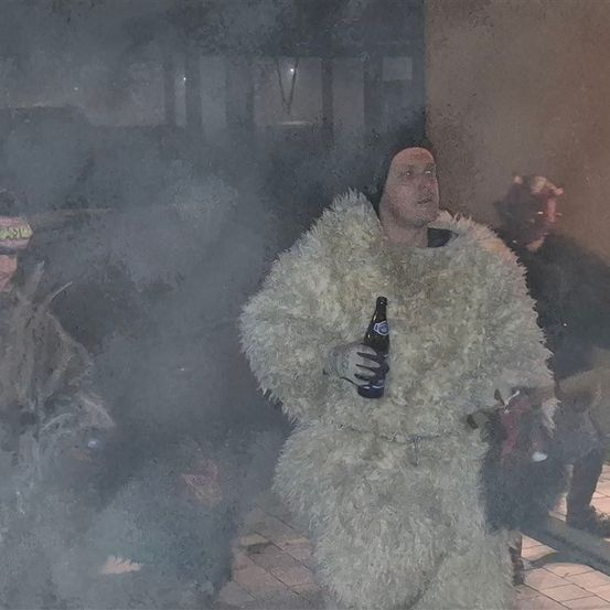 Bild enthält, Person, Performer, Solo Performance, Face, Head, Smoke, Outdoors