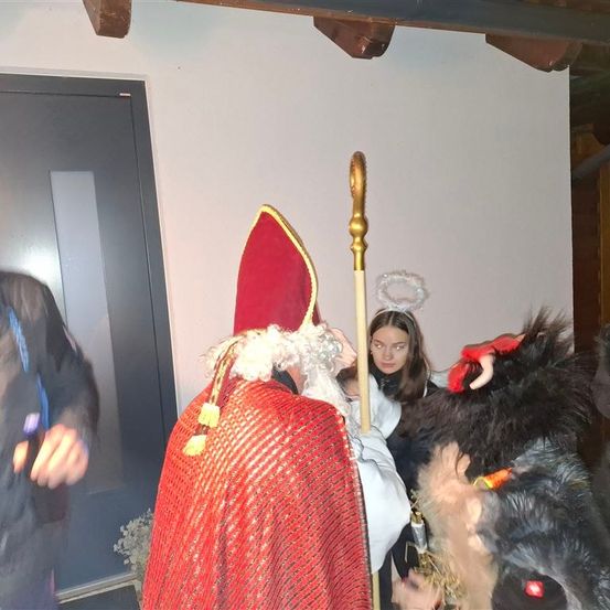 Bild enthält, Adult, Male, Man, Person, Bride, Female, Woman, Festival, Face, Dog